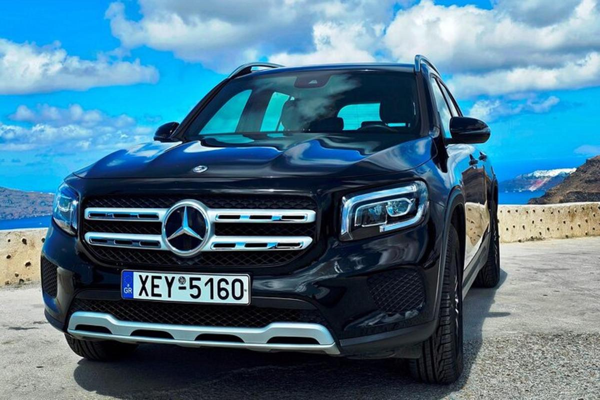 isang blue mercedes benz truck ang nakaparada sa isang kalsada