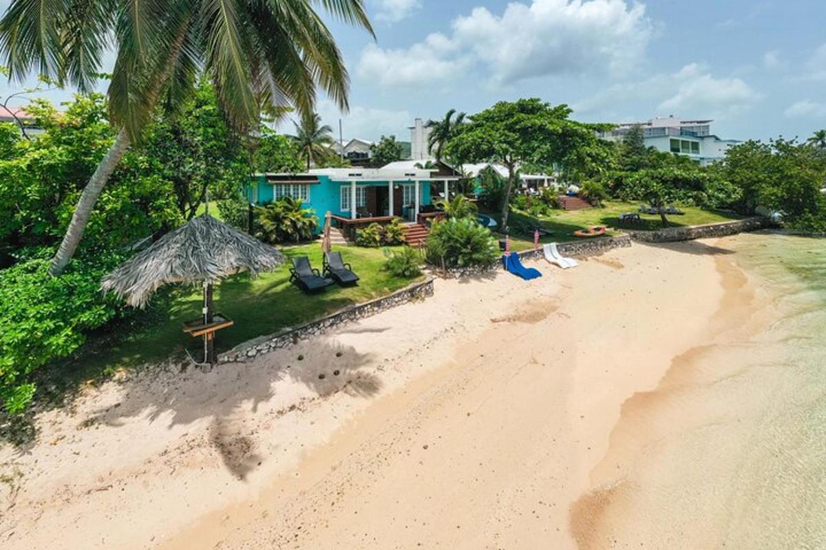 pemandangan udara sebuah rumah di pantai
