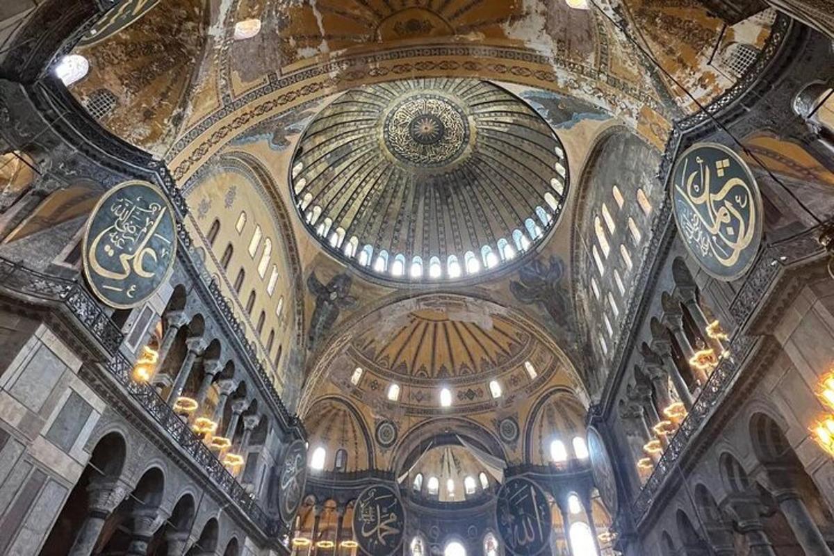 un grande edificio con un soffitto a cupola con una cupola