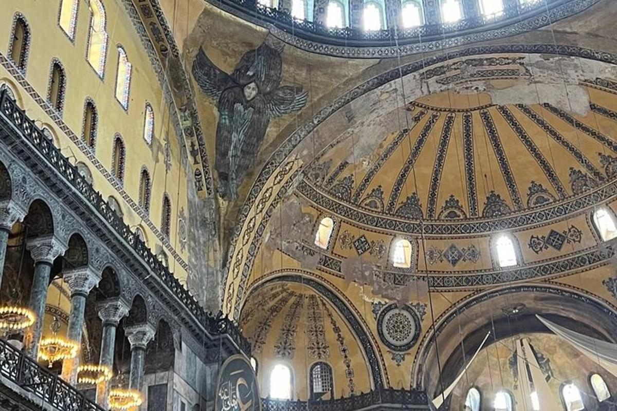 un grande edificio con un soffitto a cupola con finestre e un soffitto