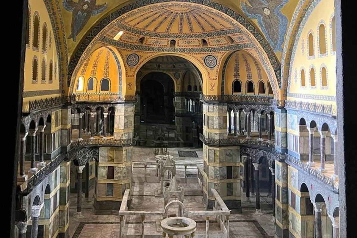 una grande stanza con un grande edificio con un soffitto a cupola