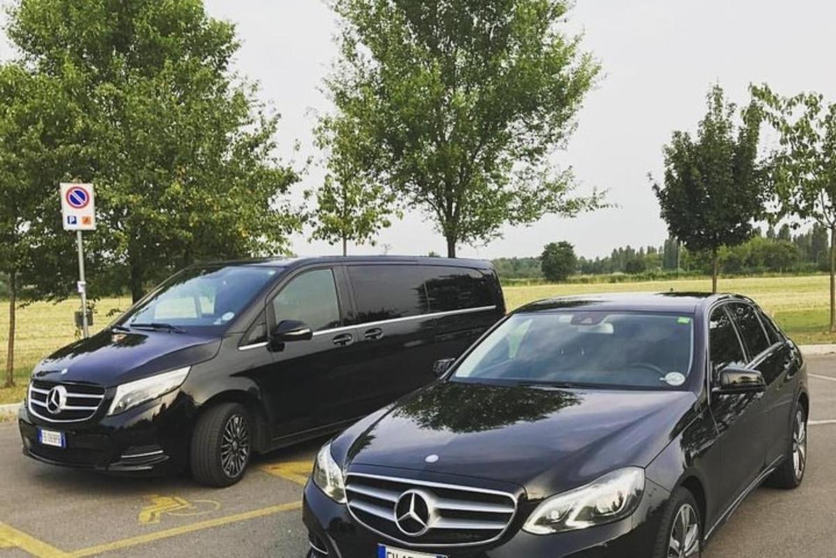 dvě auta zaparkovaná vedle sebe na parkovišti