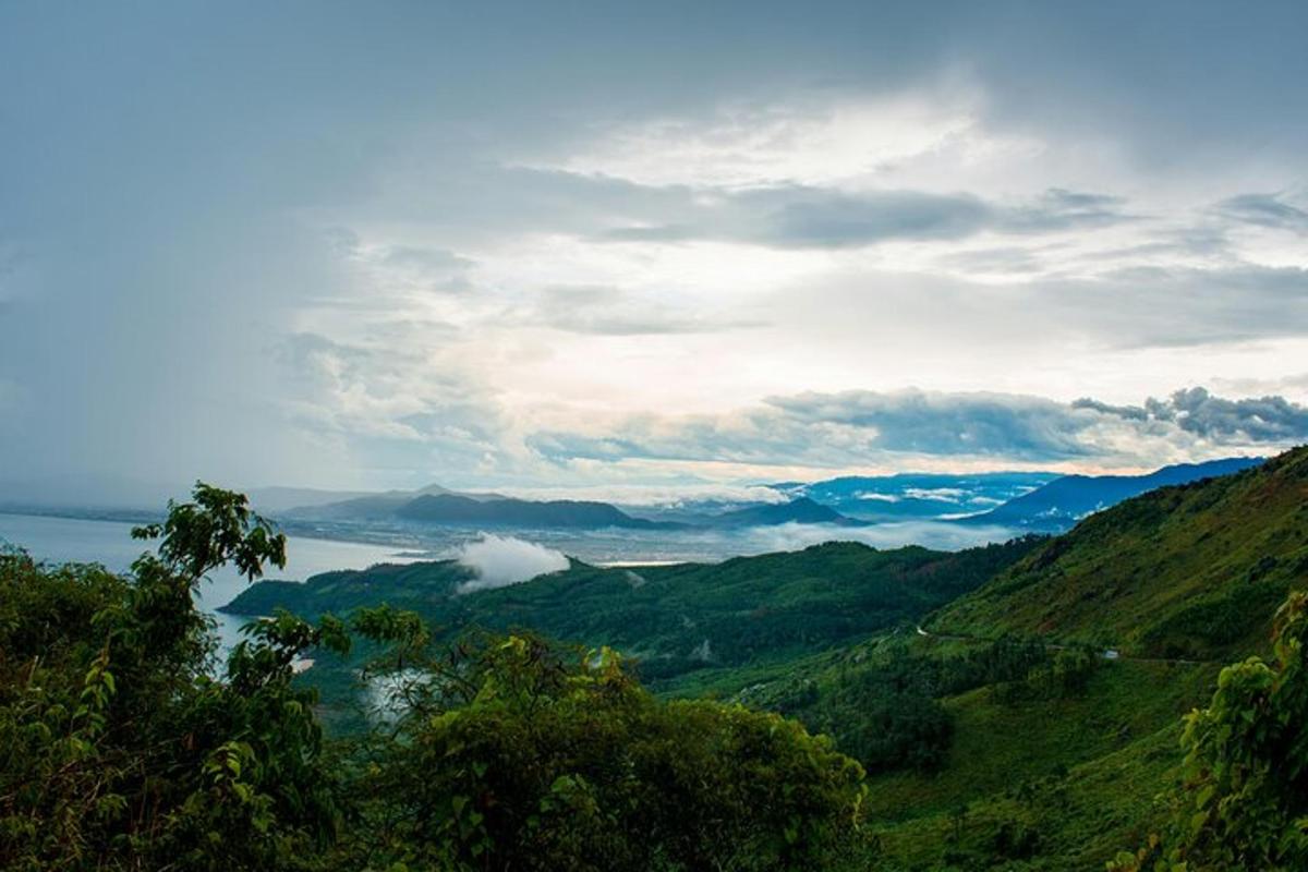 una vista d'una vall amb muntanyes i un llac