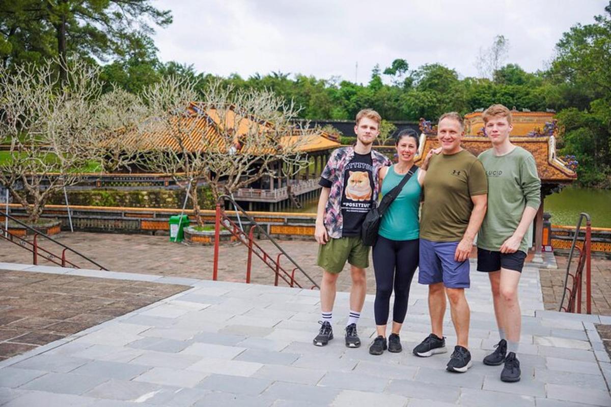 un grup de persones posant per a una foto en un parc