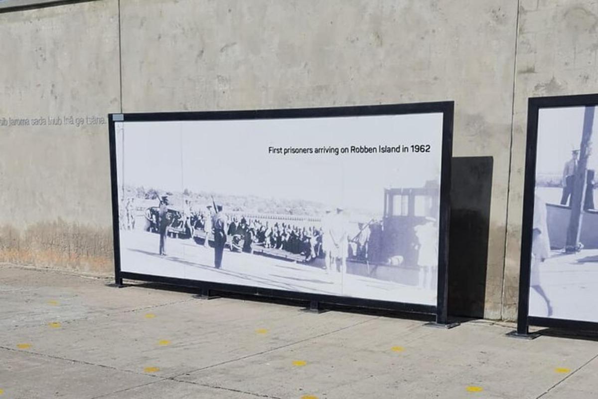 una gran valla publicitaria en el costado de un edificio