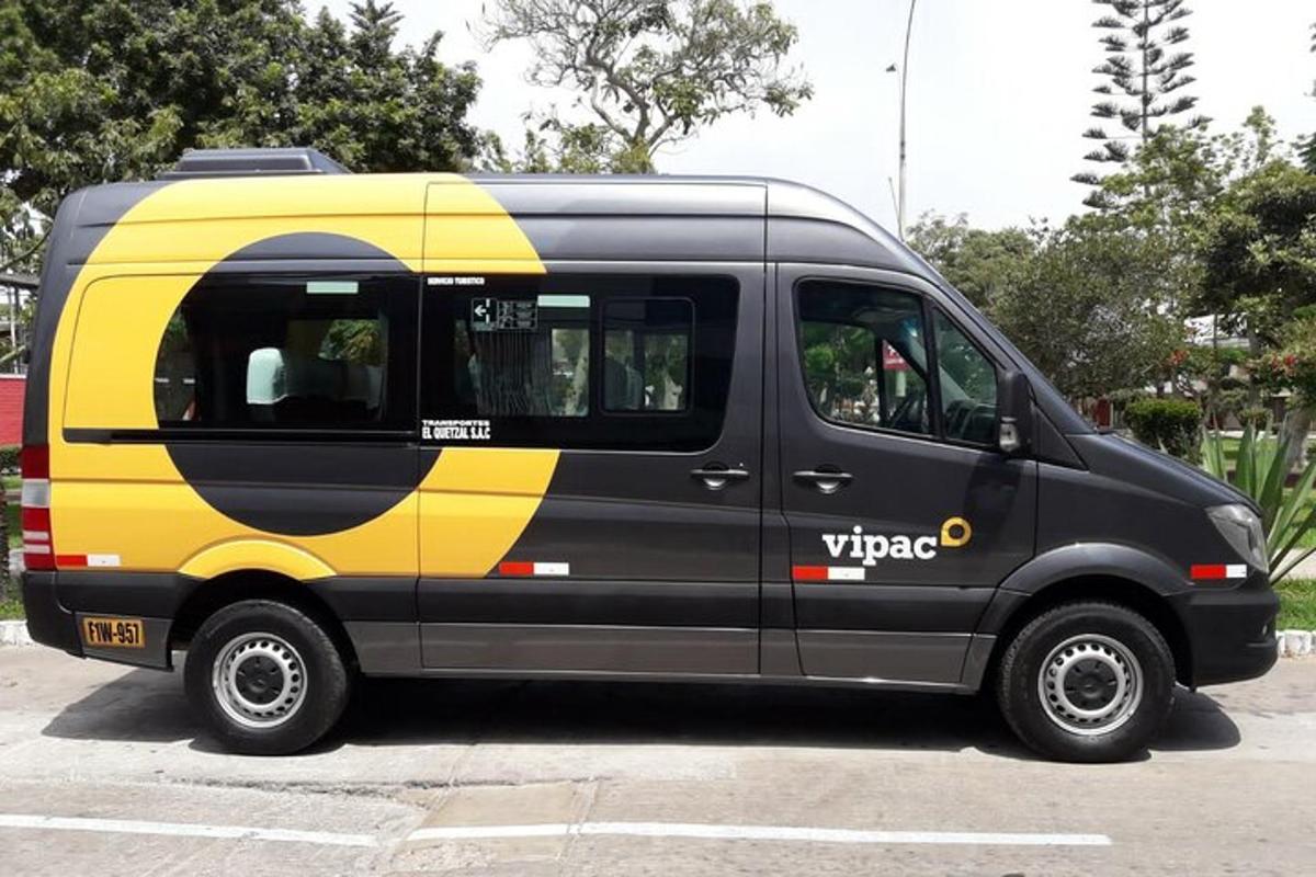 un furgone nero e giallo parcheggiato in un parcheggio