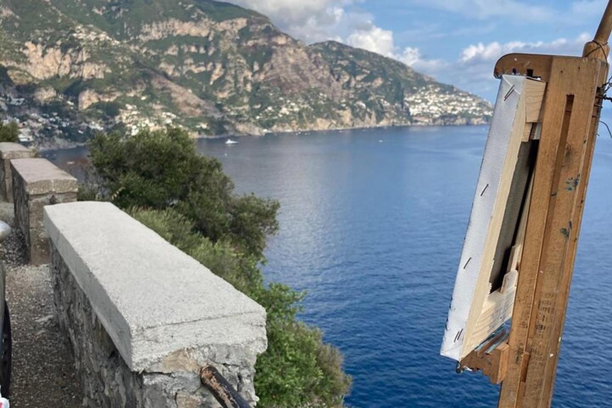 una porta aperta sulla vista di uno specchio d'acqua