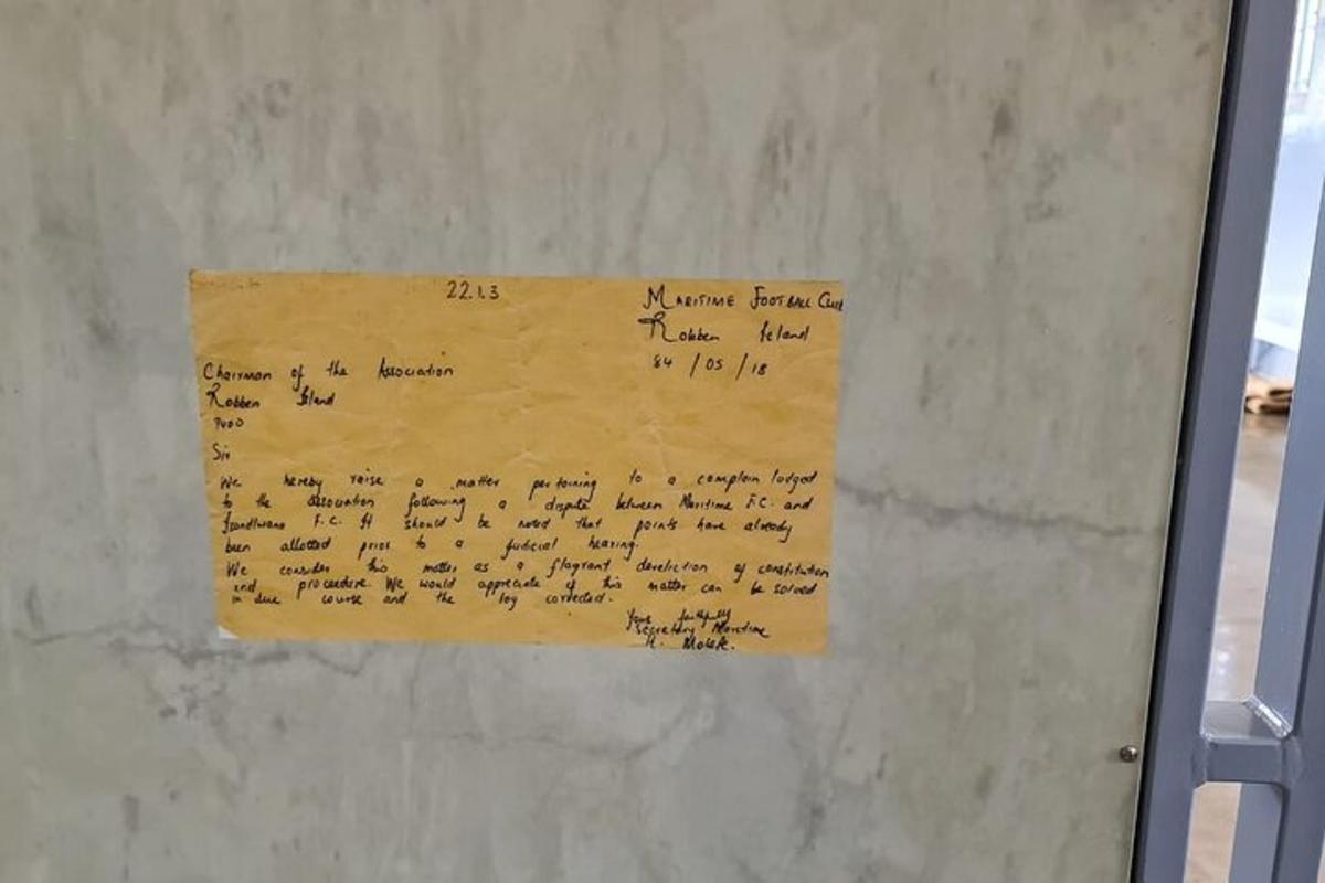 un pezzo di carta su un muro con una scritta sopra