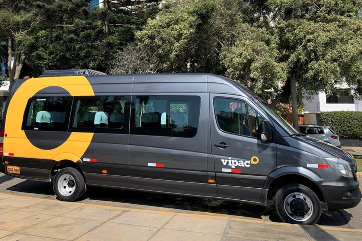 un furgone grigio e giallo parcheggiato in un parcheggio
