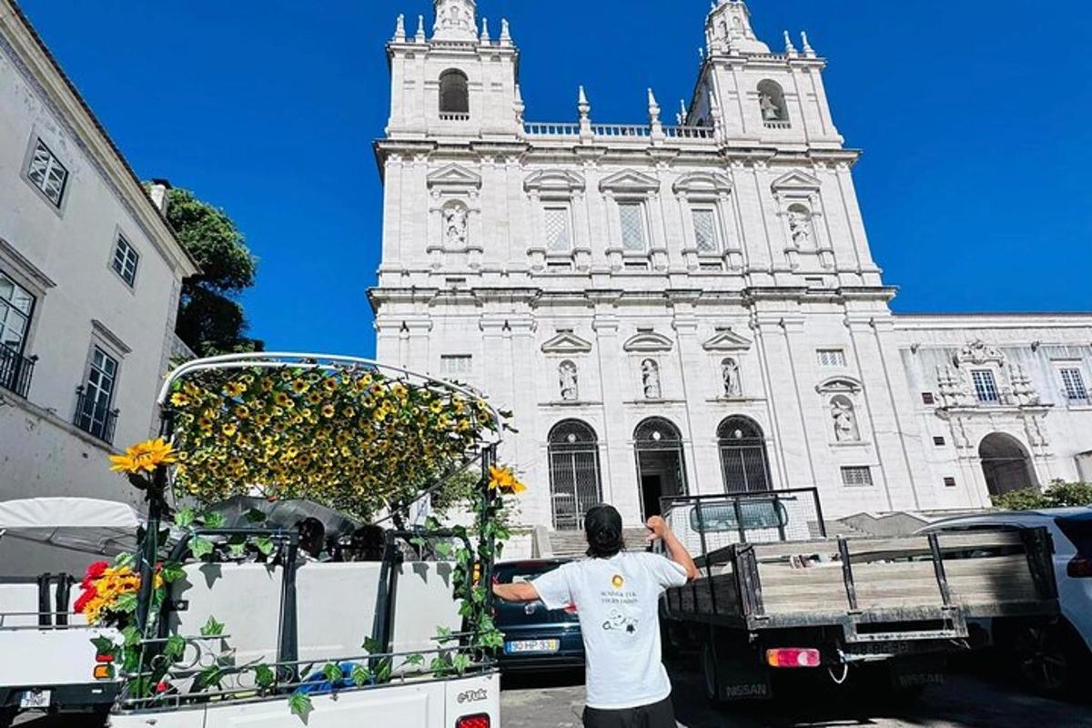 muž stojí před velkou budovou