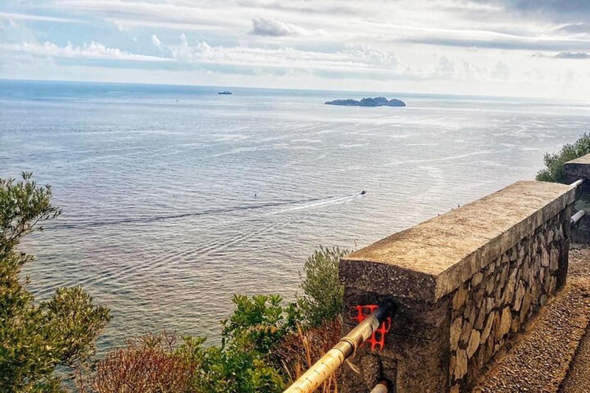 widok na ocean z kamiennego muru