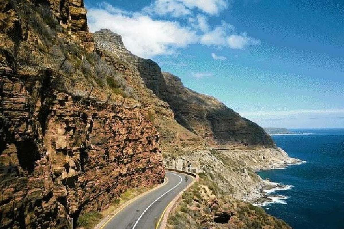 una strada sul fianco di una montagna vicino all'oceano
