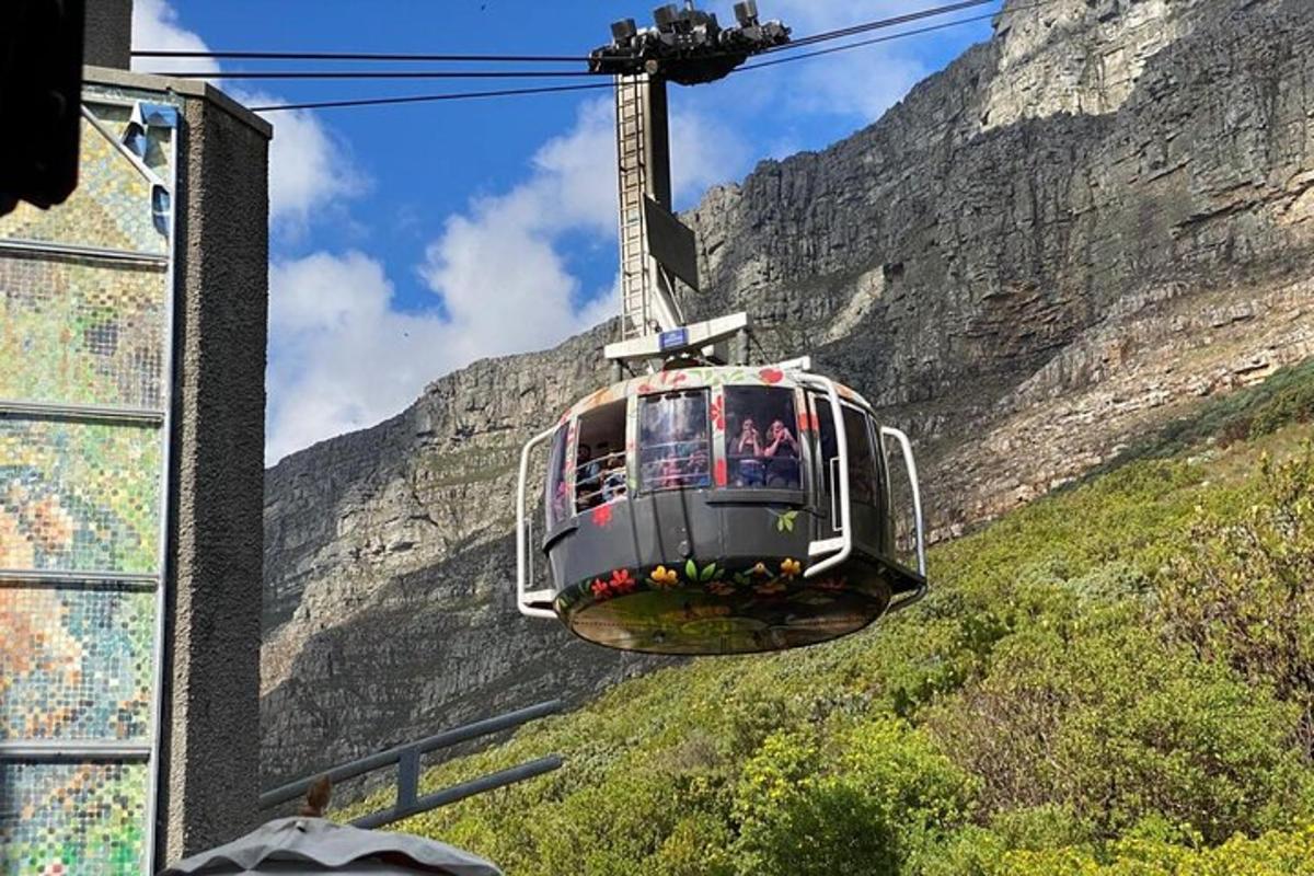 bir dağın önündeki teleferik