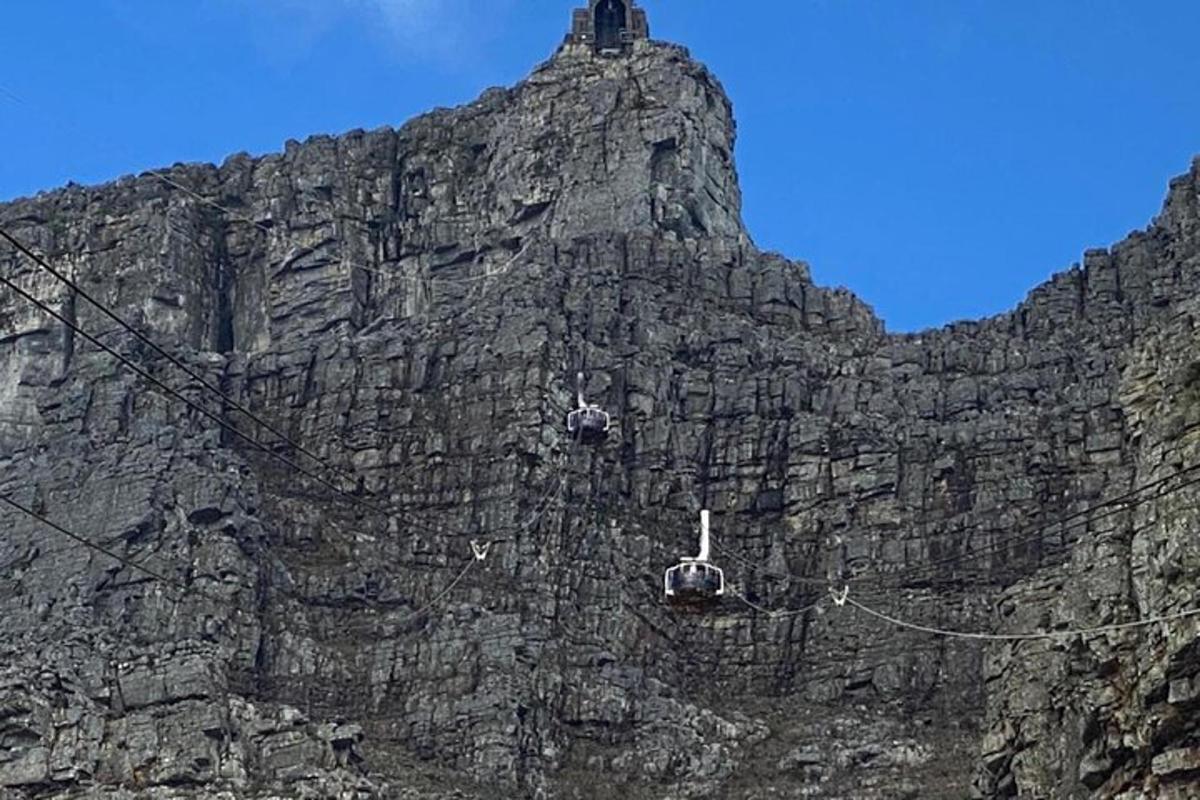 gunung berbatu dengan menara di atasnya