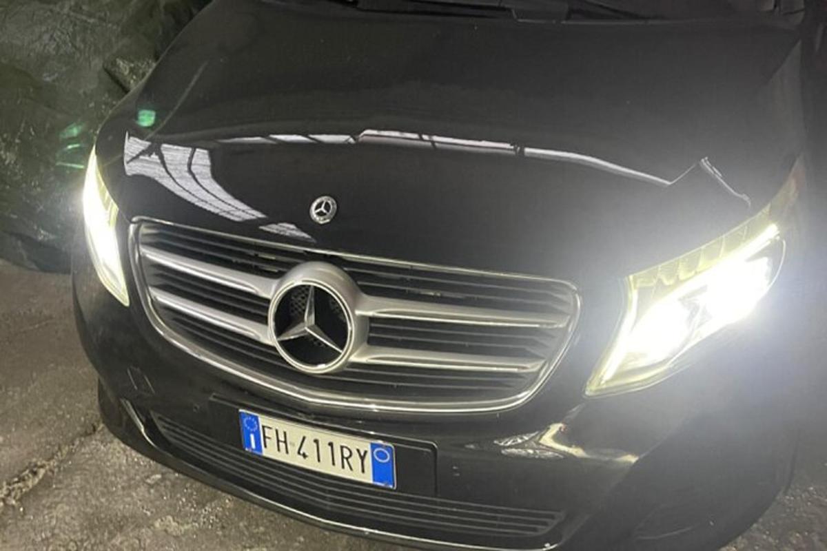 čierne auto je zaparkované na parkovisku
