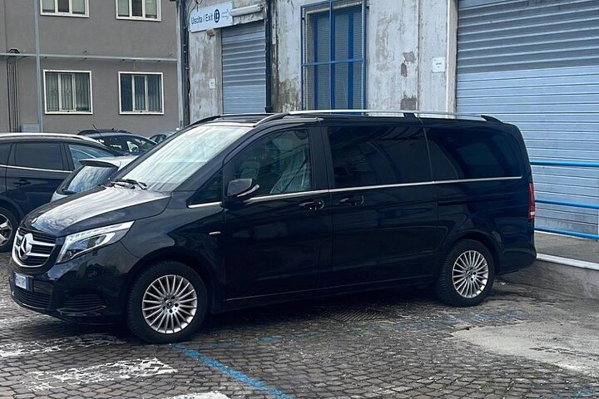 čierna dodávka zaparkovaná na parkovisku