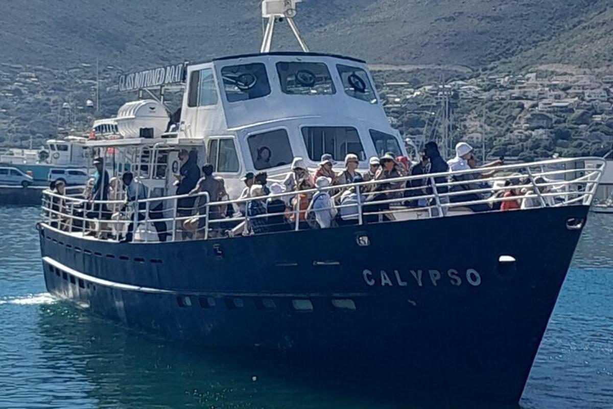 eine Gruppe von Menschen auf einem Boot im Wasser
