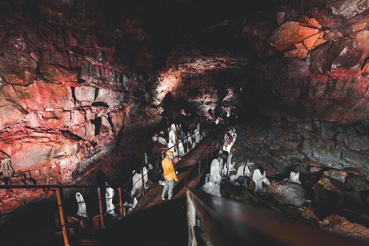 un gruppo di persone in piedi in una grotta