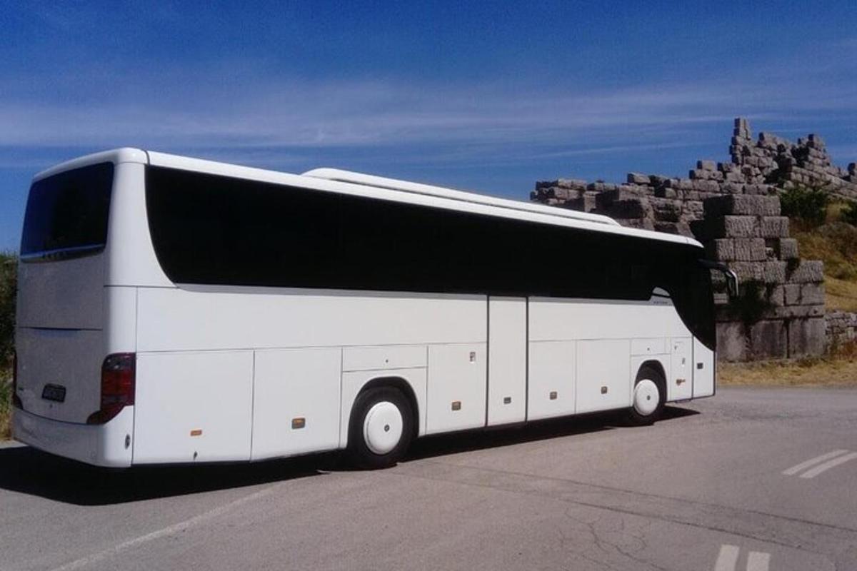 un gran autobús blanc està aparcat al carrer