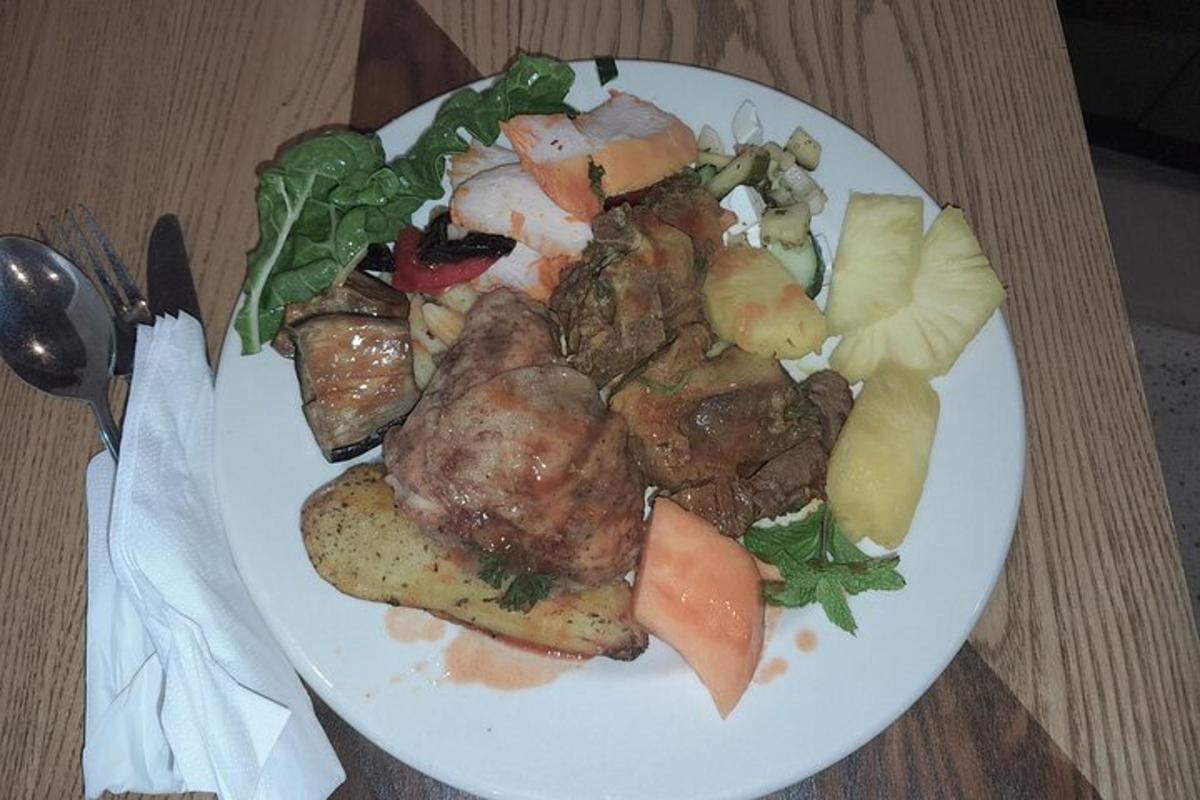 ein Teller mit Fleisch und Gemüse auf einem Tisch