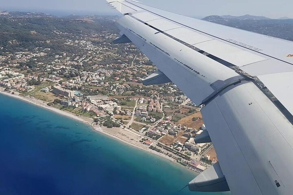 una vista de l'ala d'un avió volant sobre l'oceà