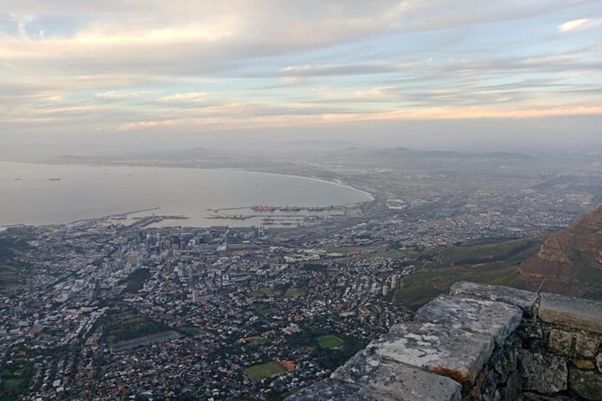 una vista aerea di una città e di uno specchio d'acqua