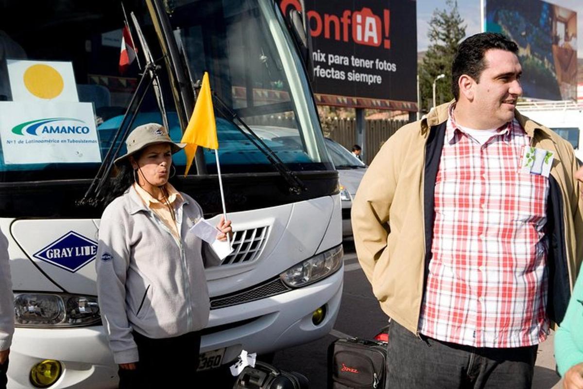 muž a žena stojící před autobusem