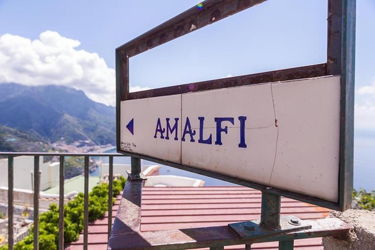 isang karatula na nagsasabing amalfi sa ibabaw ng isang gusali