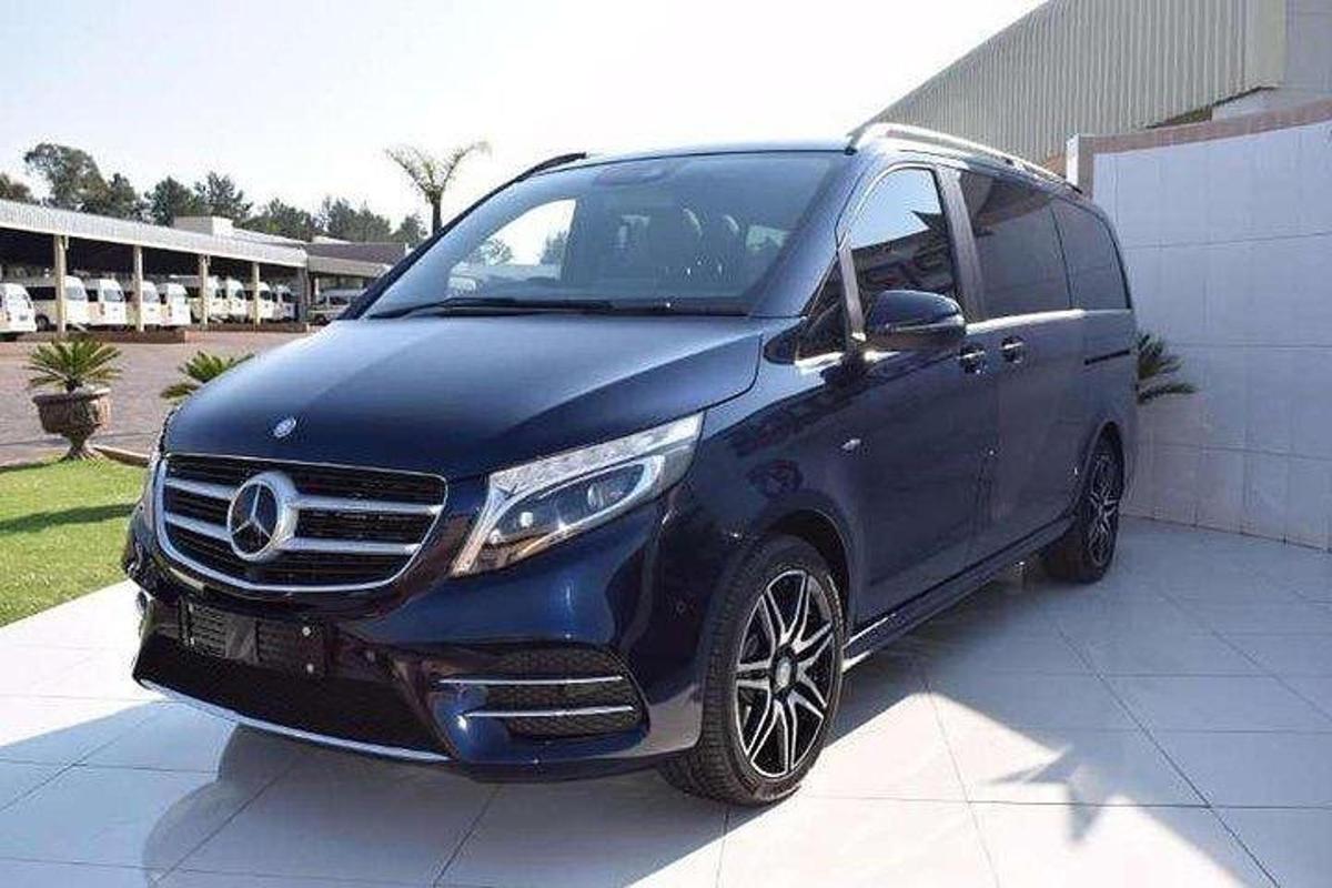 Blár Mercedes Benz sendibíll lagður í innkeyrslunni
