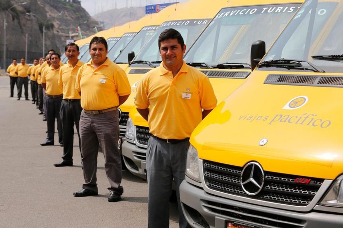 sekumpulan lelaki berbaju kuning berdiri di sebelah trak