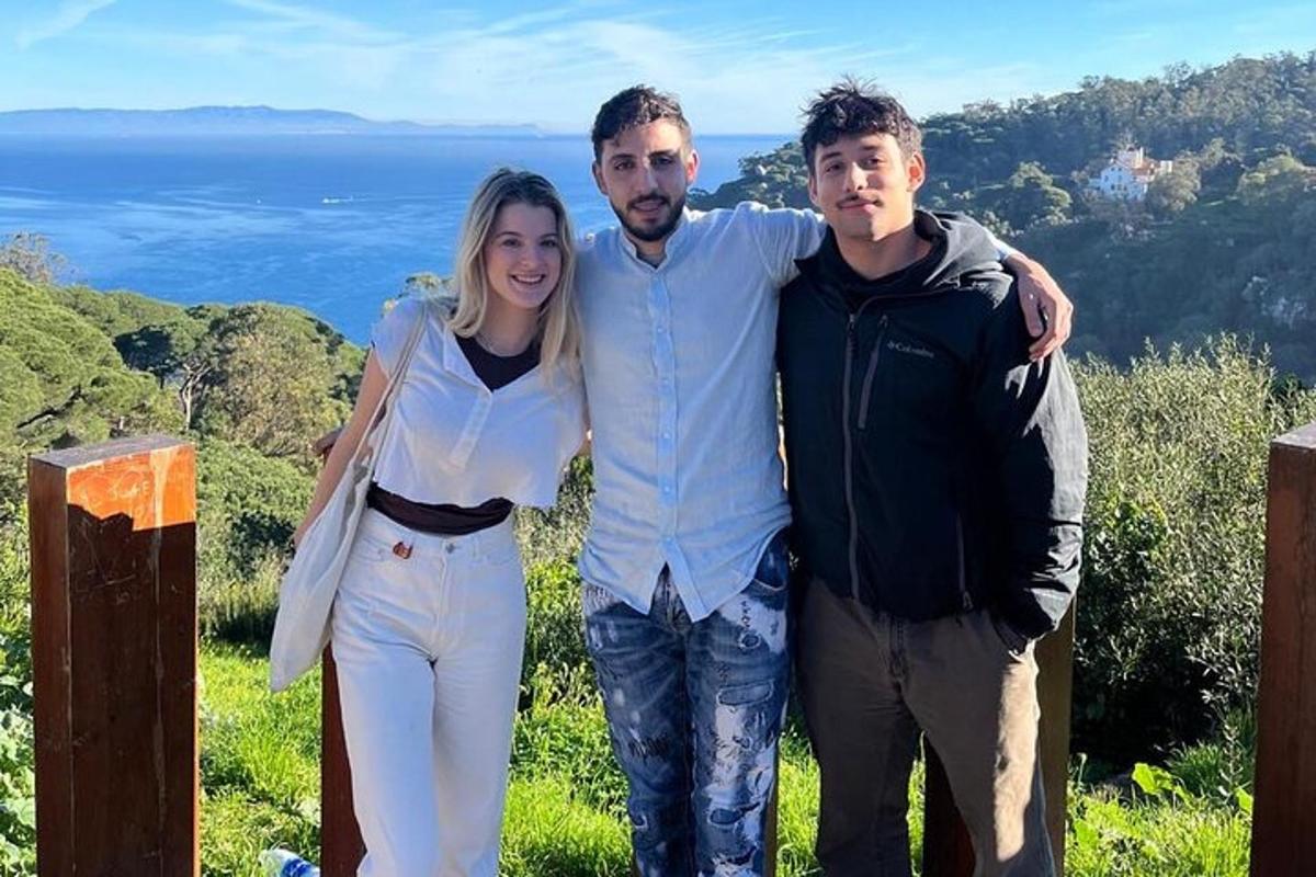 žena a dva muži pózují pro fotografii