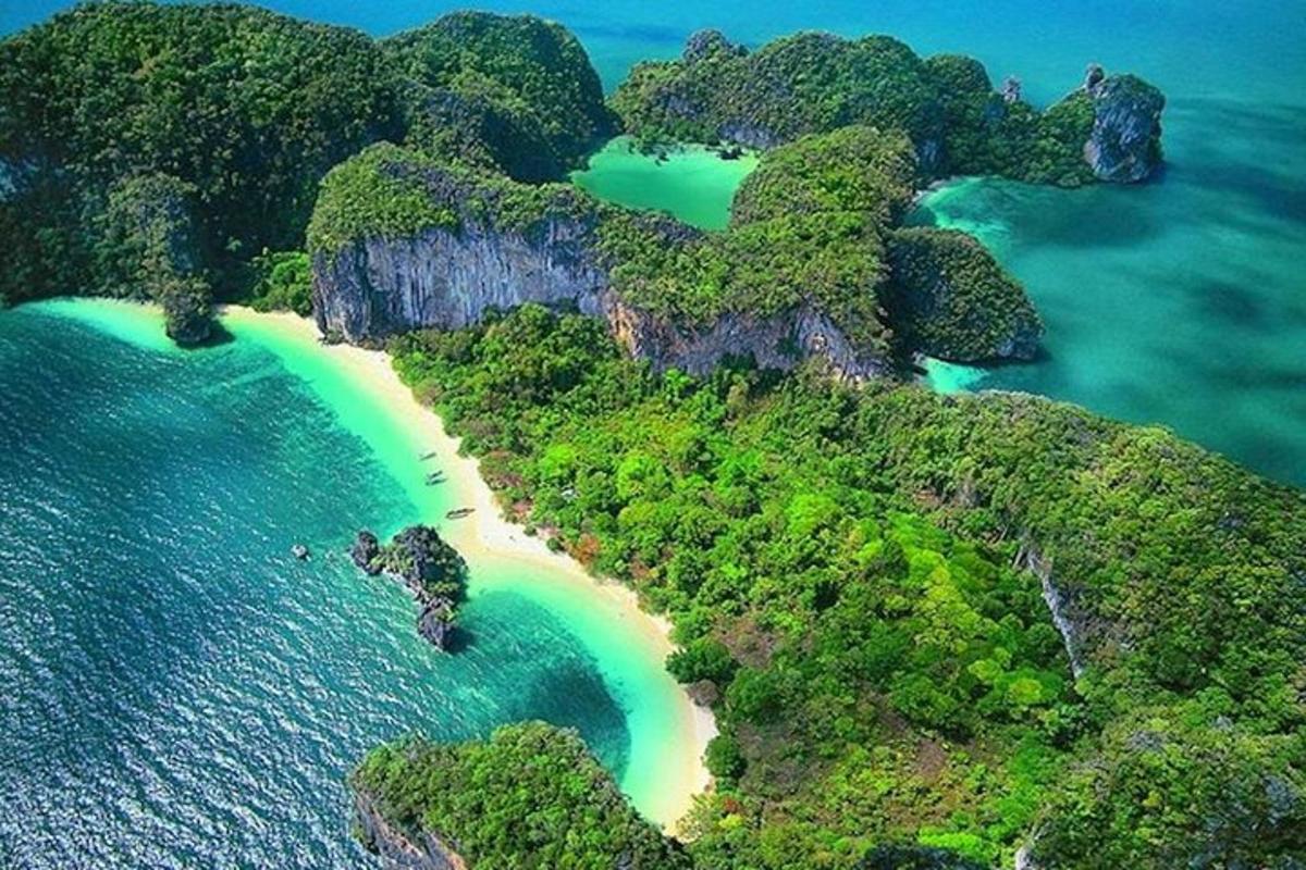 pemandangan udara pantai di lautan