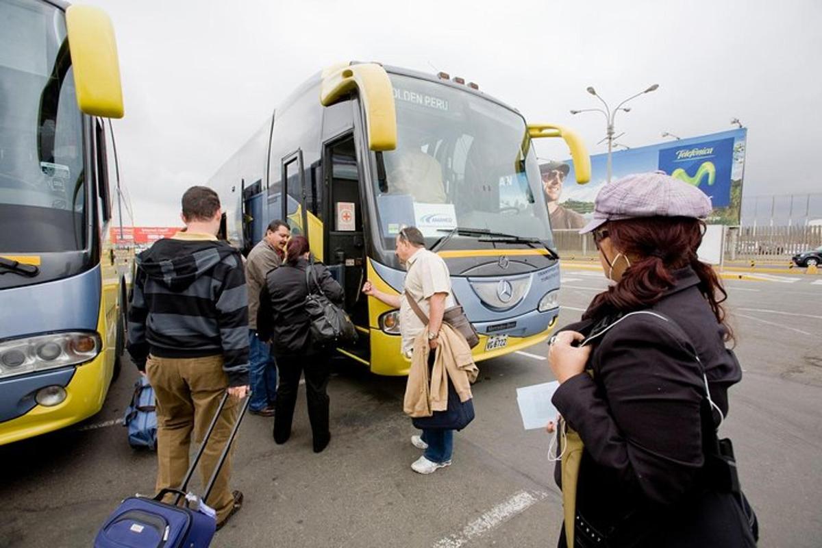 skupina lidí nastupujících do autobusu