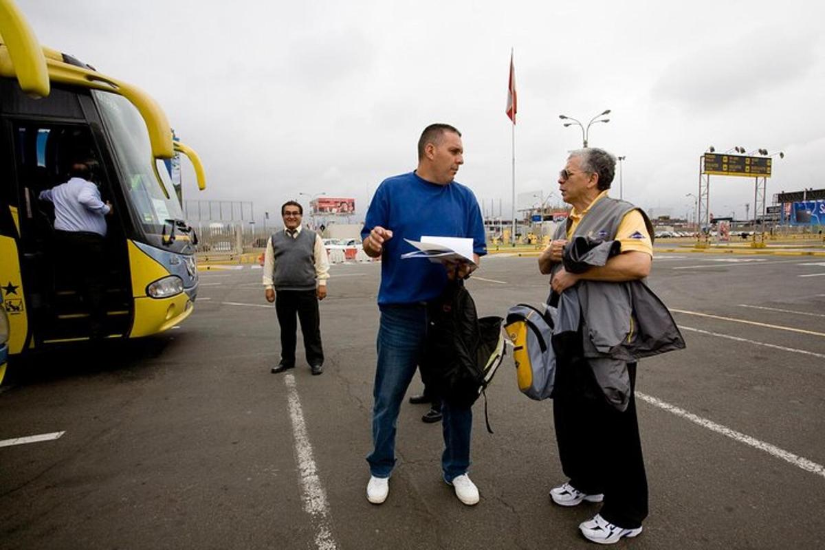 dva muži stojící na parkovišti vedle autobusu