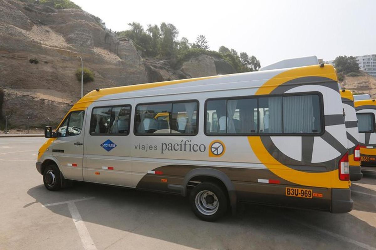 un autobus giallo e bianco parcheggiato in un parcheggio