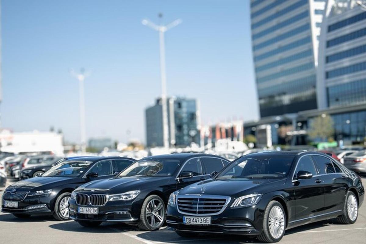 una fila di auto parcheggiate in un parcheggio
