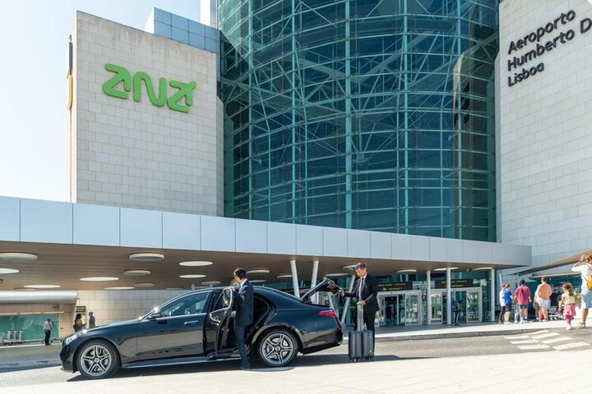 dva muži stojící vedle auta před budovou