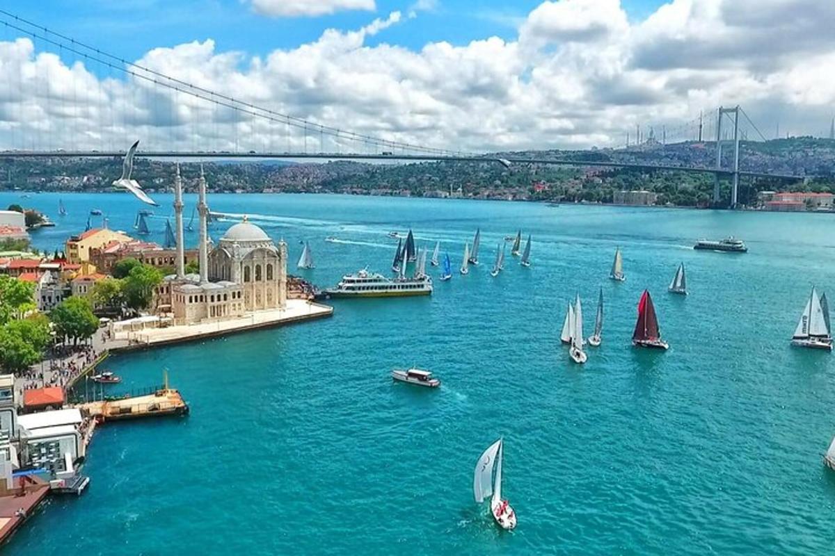 مجموعة من القوارب في مساحة كبيرة من المياه