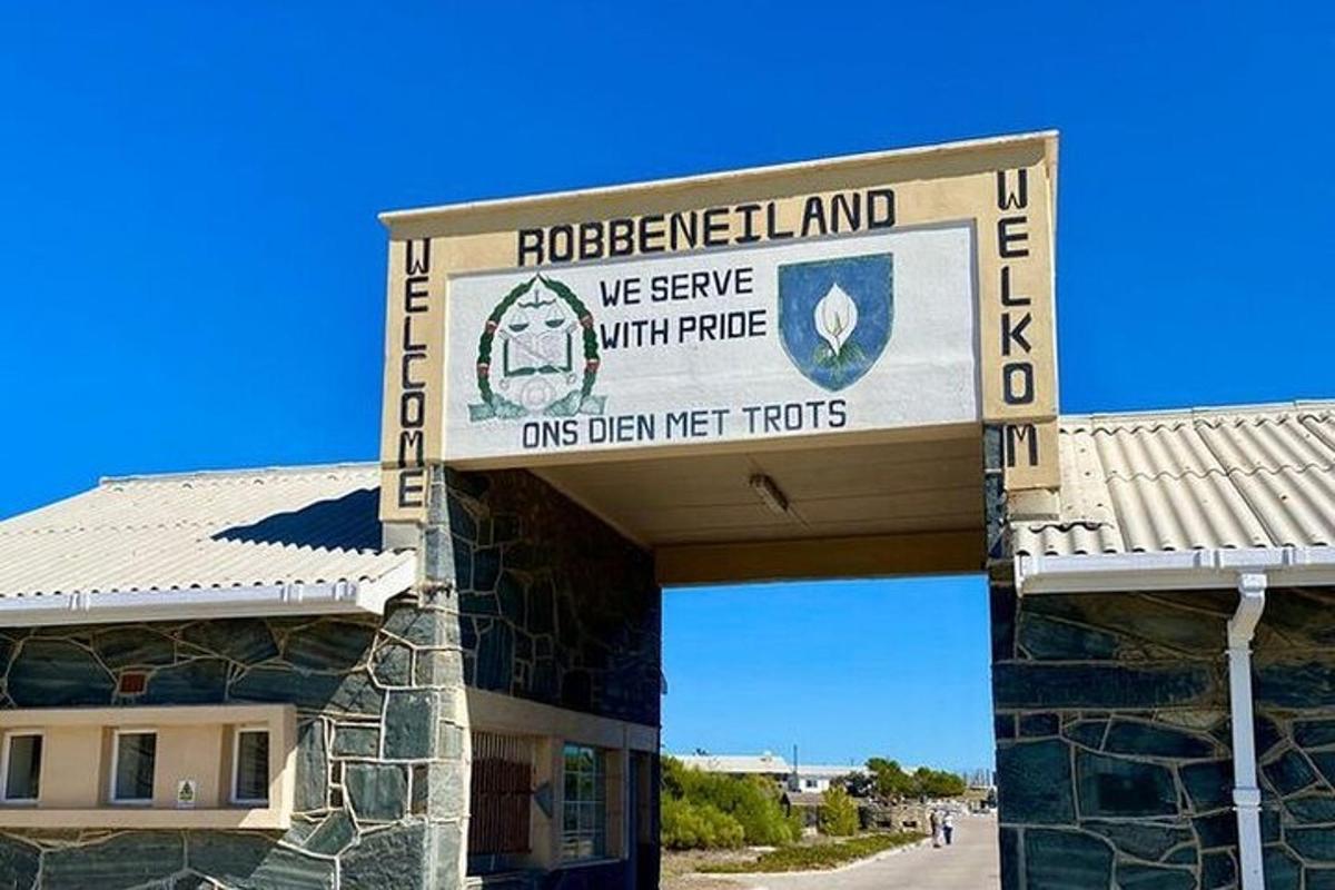 một tòa nhà có biển hiệu ghi Rhodeswell Land chúng tôi phục vụ với niềm tự hào