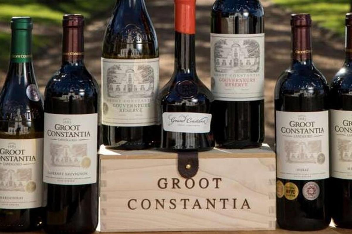 Un montón de botellas de vino en una caja de madera