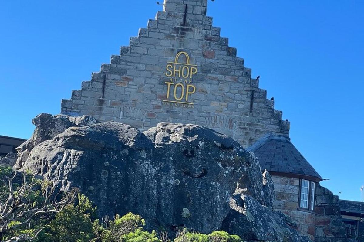 un edificio con un cartel en lo alto de una roca