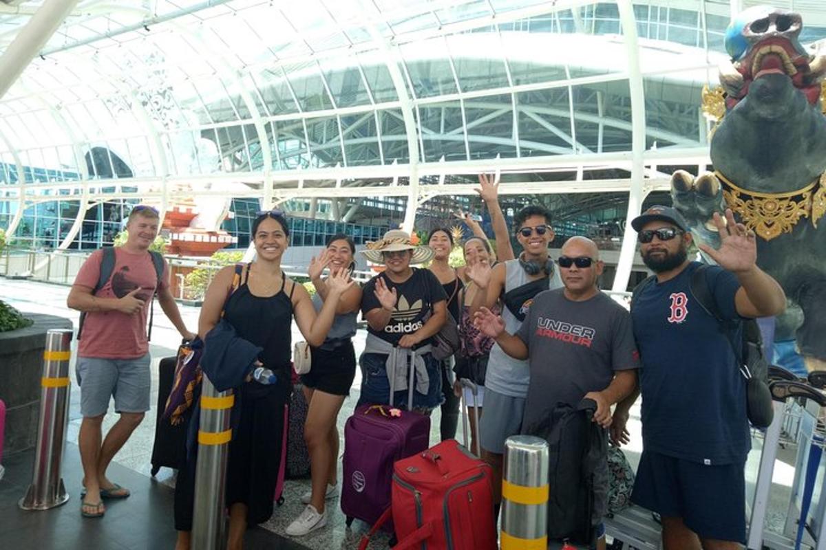 un gruppo di persone in posa per una foto con i loro bagagli