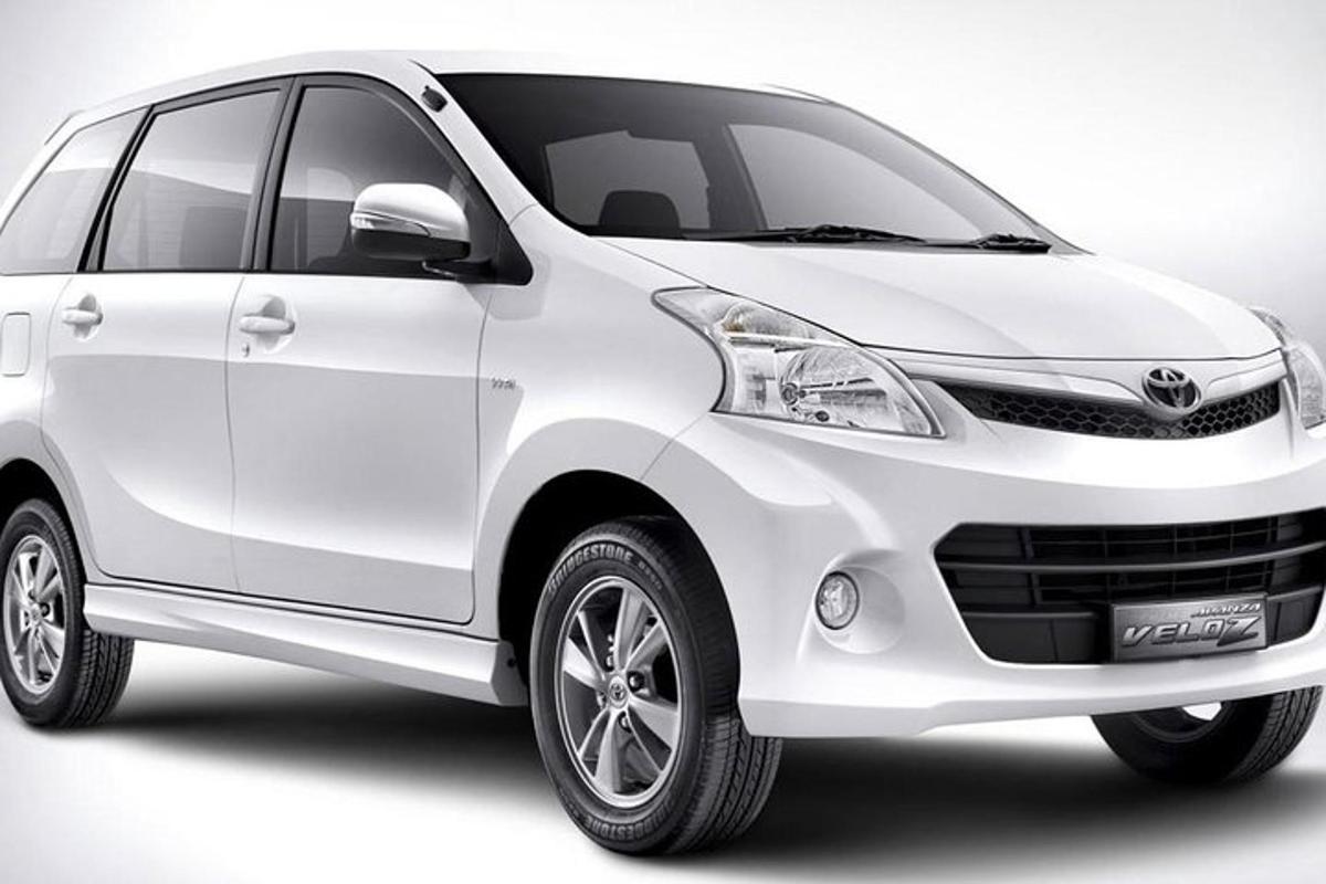 un'auto ibrida Toyota bianca