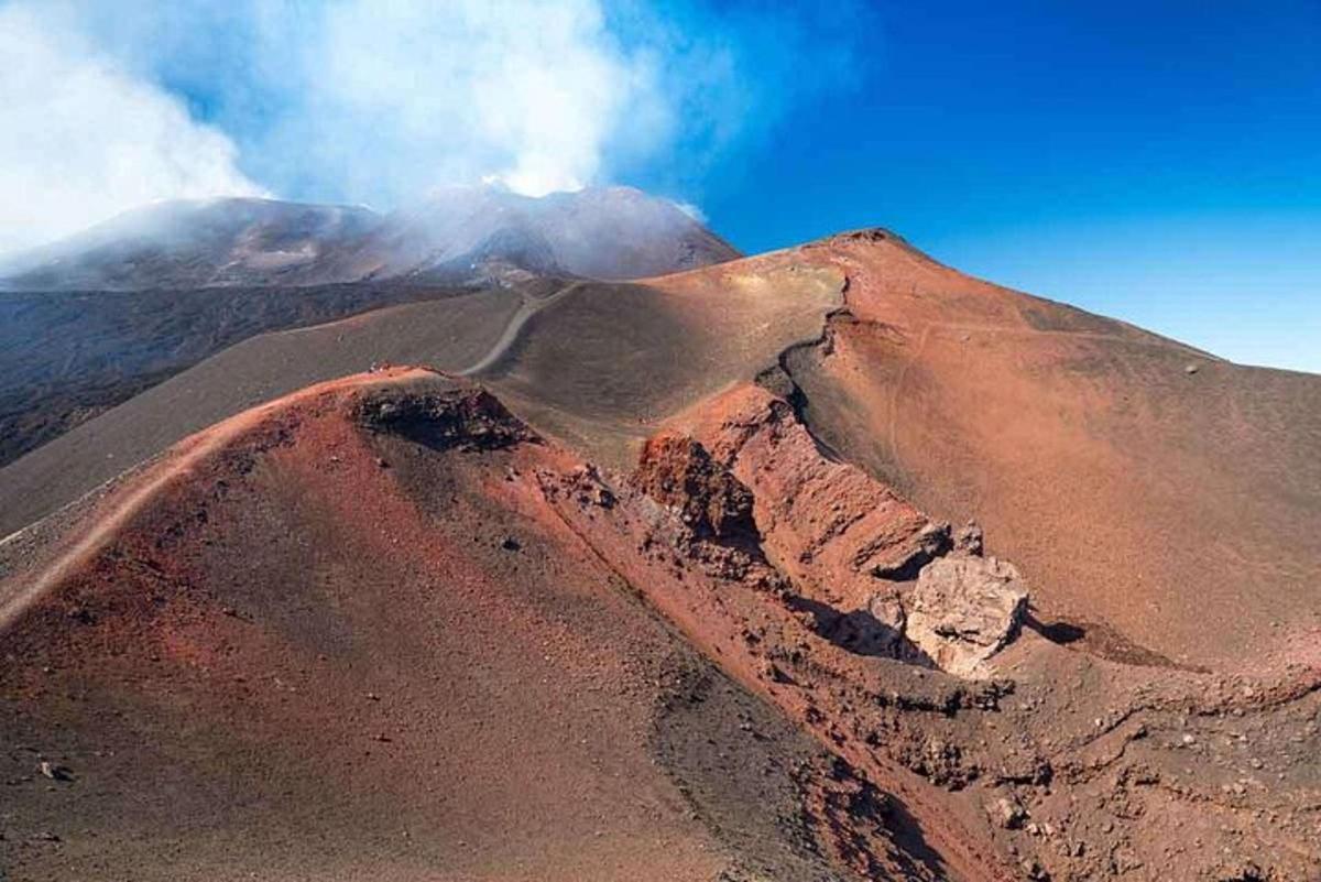 uma vista do topo de uma montanha com aensitysenalsenalsenalsenalsenal