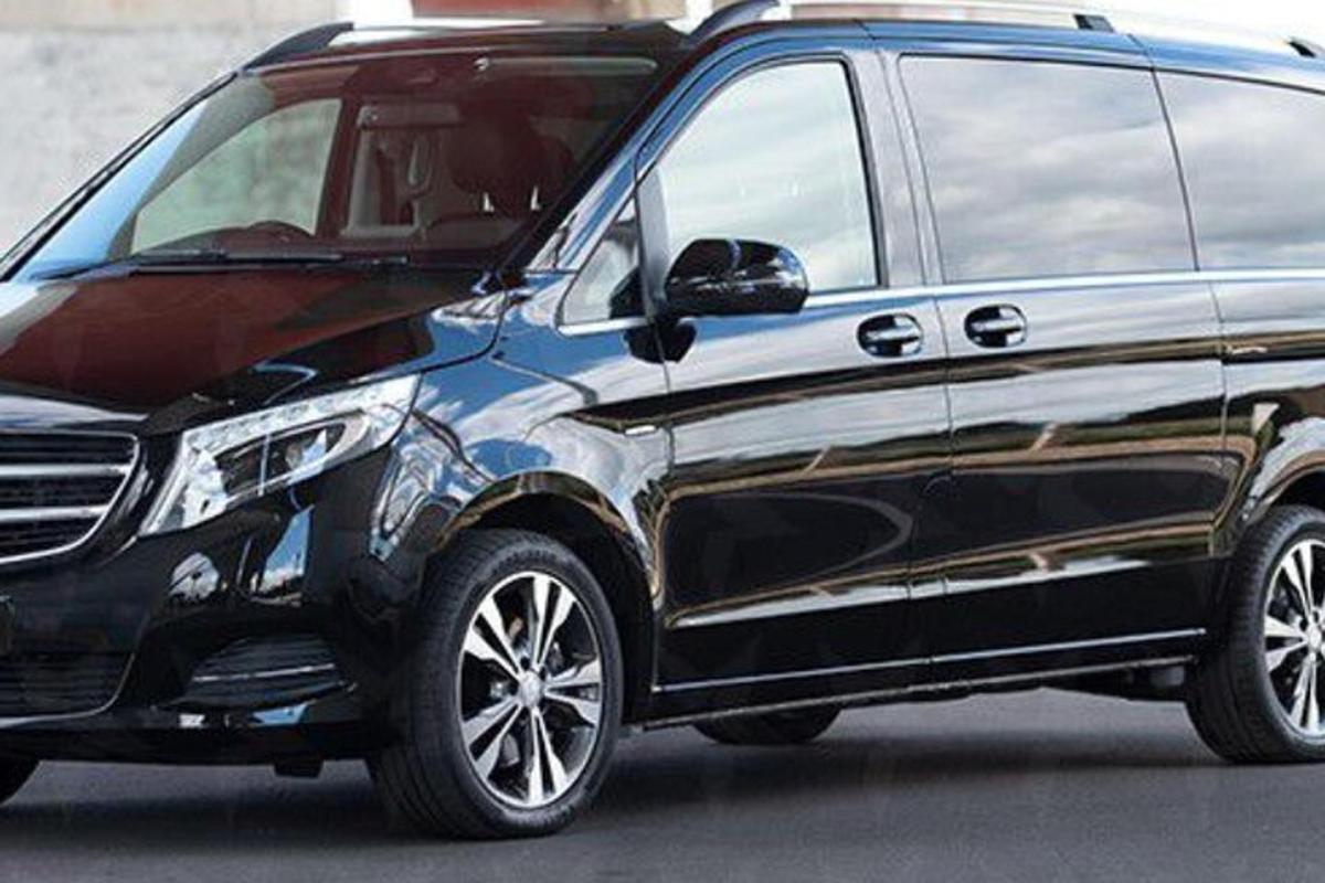 một chiếc xe suv màu đen đỗ trong bãi đậu xe