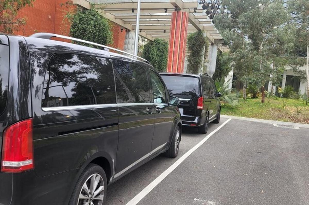 kaks autot on pargitud parklas
