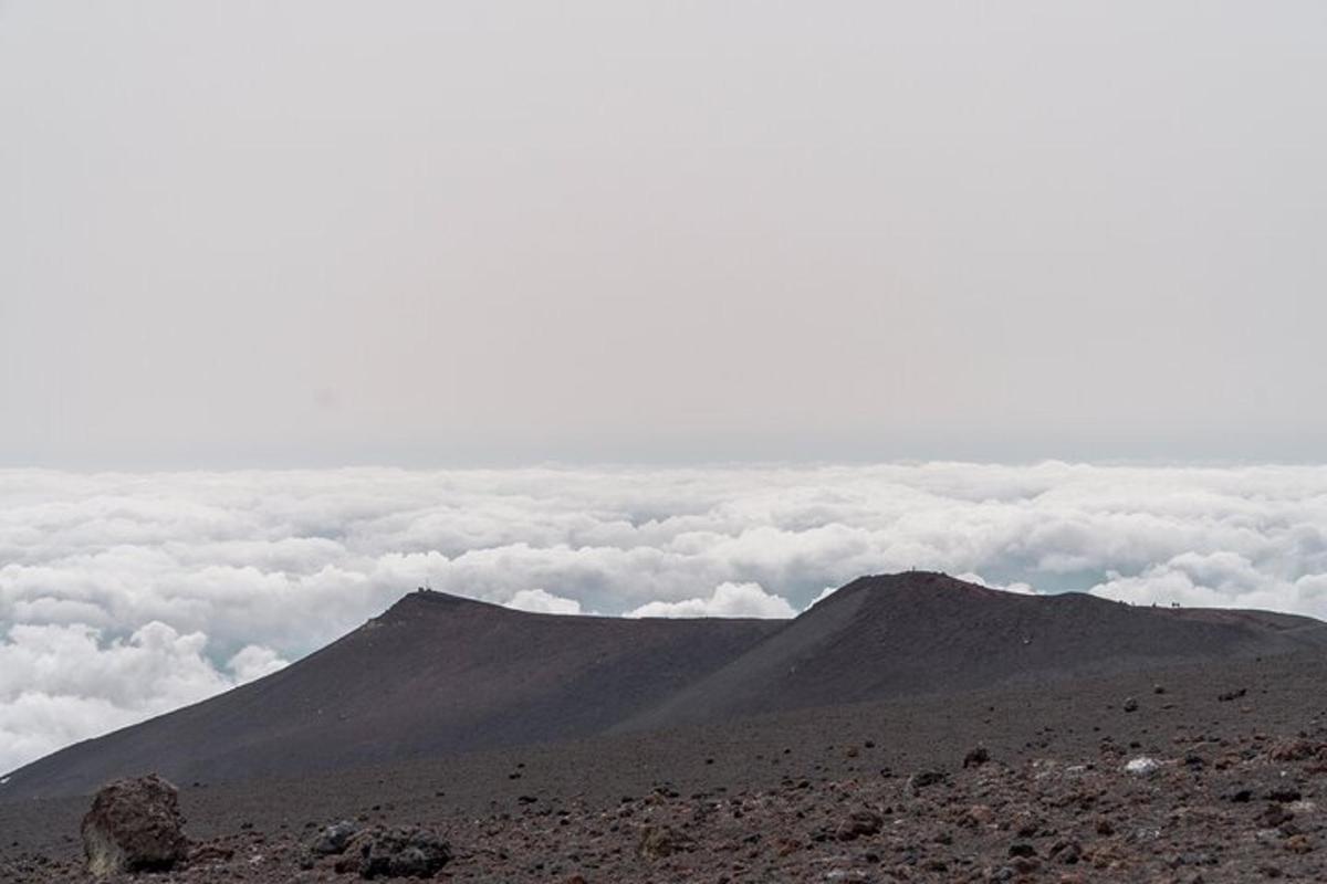 útsýni yfir fjall með skýjum í bakgrunni