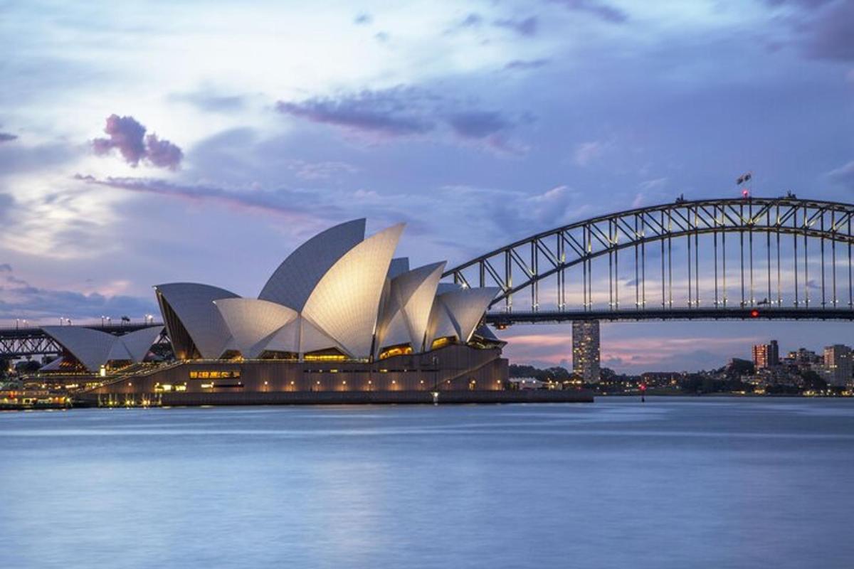 Pohled na operu v Sydney a most
