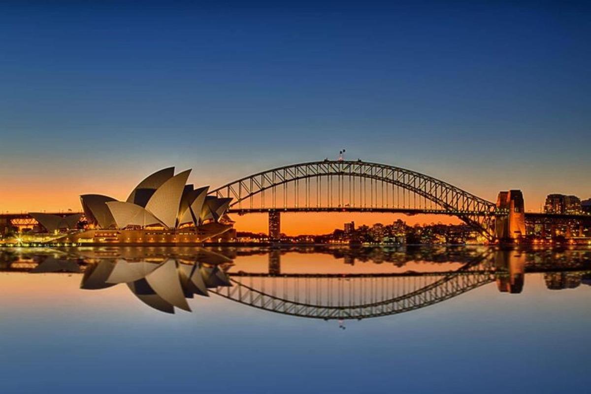 un ponte sull'acqua con vista sul teatro dell'opera