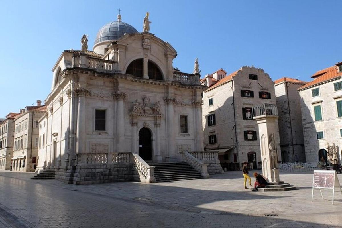 un grande edificio bianco con una cupola in cima